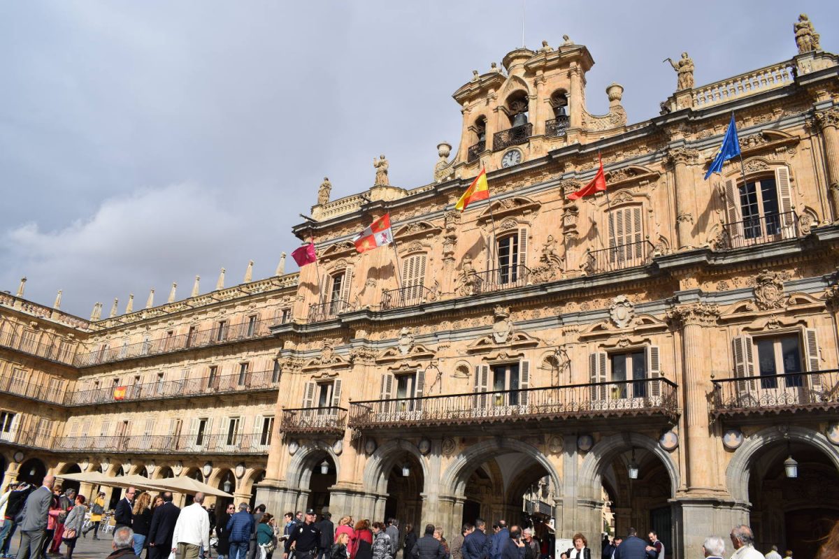 El Ayuntamiento debe crear empleo público en lugar de adjudicar